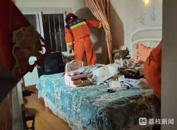富明配资 宠物蛇“越狱”出逃 消防员半夜上门抓捕