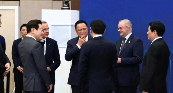 丰益国际 APEC领导人集体合影 外交棋局中的微妙信号